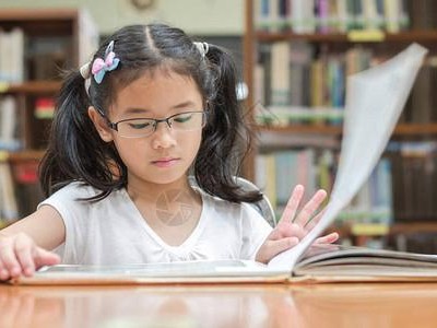 图书馆里的小女孩