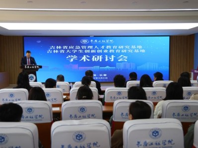 学校教育的中心内容和根本任务