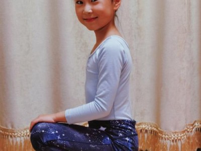 小学女生表演舞蹈