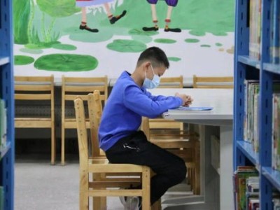 女孩说在图书馆我怎么回答