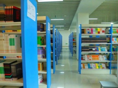 学校图书馆的英语阅览室即将开放