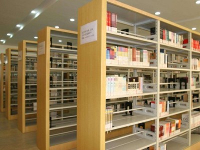 学校图书馆有25个书架