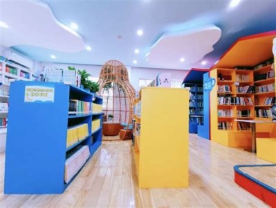 图书馆在教学楼的西面操场在哪里
