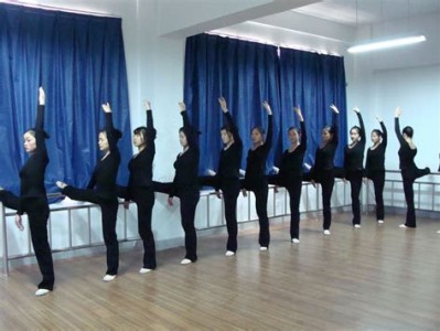 新丝路模特学校学费多少