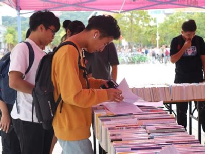 学校图书馆给学生买了一些新书