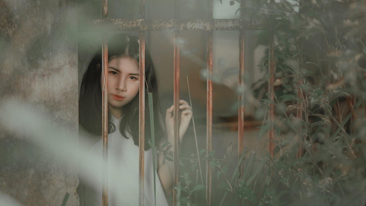 女子坠亡，男友拍照，冷酷与悲剧的交织