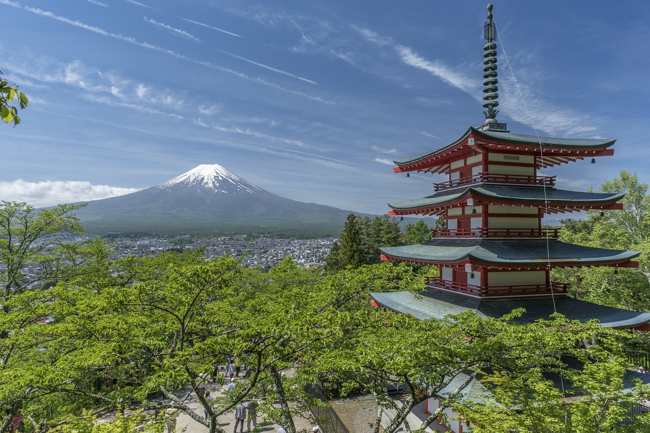 富士山雪顶迟迟未现，气候变化下的自然警钟
