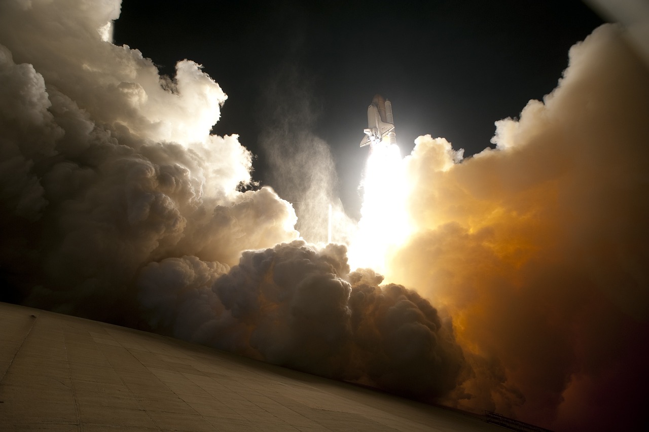载人登月火箭传喜讯，人类探索宇宙的新篇章