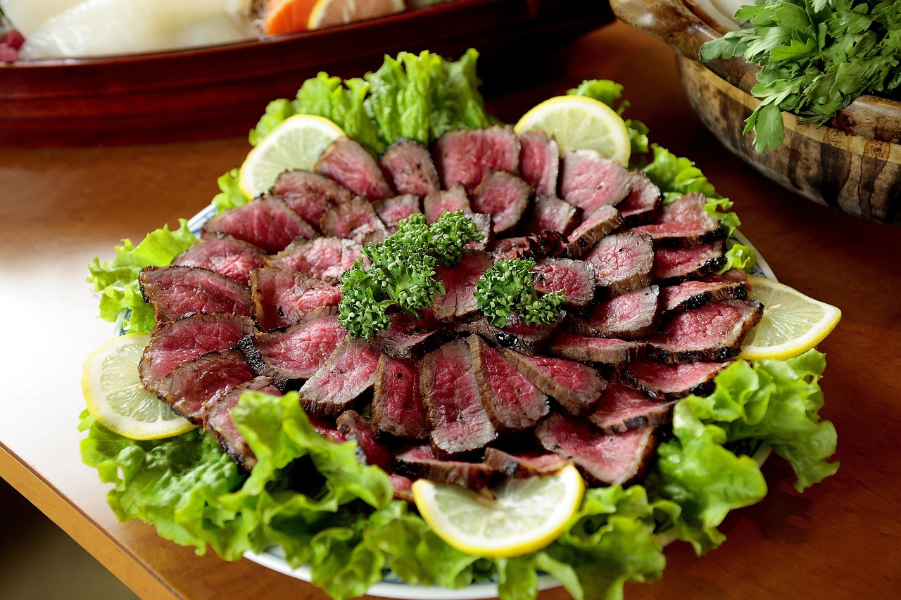 露营烤牛肉被牛吃光，一场意外的野外奇遇与反思
